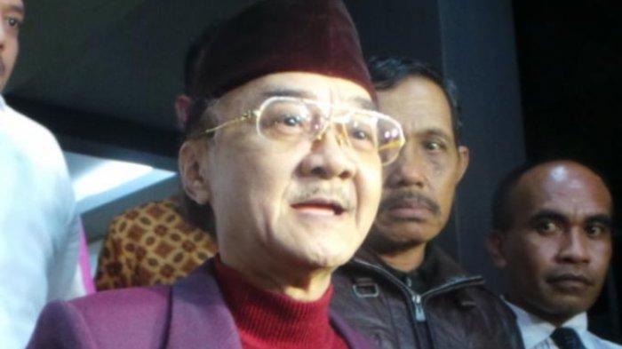 Eyang Subur saat memenuhi panggilan kepolisian