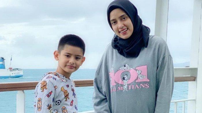 King Faaz berikan kejutan untuk sang ibu, Fairuz A Rafiq.