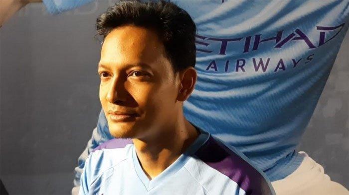 Fedi Nuril saat diwawancara premier film Surga Yang Tak Dirindukan.