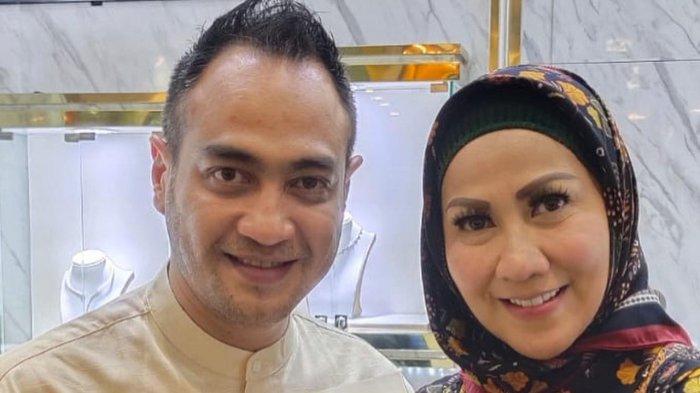 Nama Ferry Irawan sempat menjadi sorotan beberapa waktu lalu karena ia menjual apartemen milik Venna Melinda di kawasan Kemang, Jakarta Selatan.