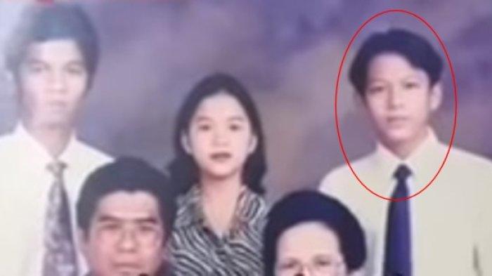 Foto lawas dari keluarga vokalis Ariel NOAH diunggah di media sosial.