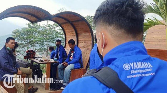 Para peserta gelaran Fun Touring Generasi 125 yang terdiri dari jurnalis dan blogger bidang otomotif di Surabaya tengah berkuliner sambil menikmati suasana alam di Cafe GartenHutte , Trawas-Mojokerto, Sabtu (31/10/2020).