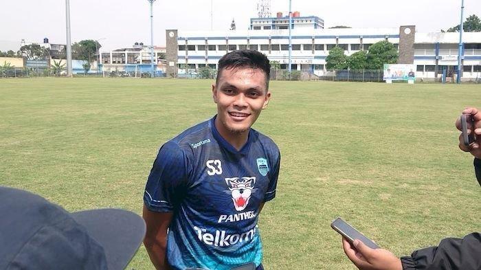 Rachmat Irianto usai jalanin latihan perdananya bersama Persib Bandung jelang pertandingan perempat final Piala Presiden 2022, Senin (27/6/2022). Gelandang anyar Persib Bandung, Rachmat Irianto membeberkan alasannya mengenakan nomor punggung baru.
