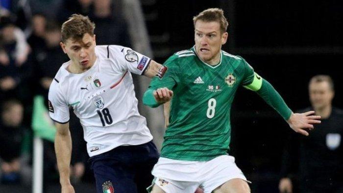Gelandang timnas Italia, Nicolo Barella, beraksi saat melawan Irlandia Utara pada lanjutan Kualifikasi Piala Dunia 2022 Zona Eropa.
