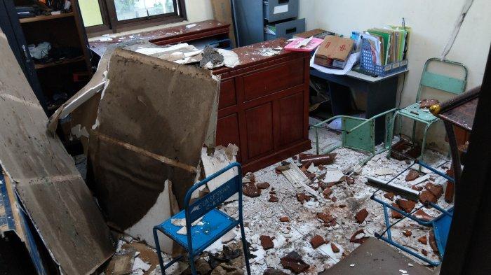 Bangunan di Kantor Kecamatan Durenan di Kabupaten Trenggalek yang porak poranda akibat gempa bumi, Sabtu (10/4/2021).