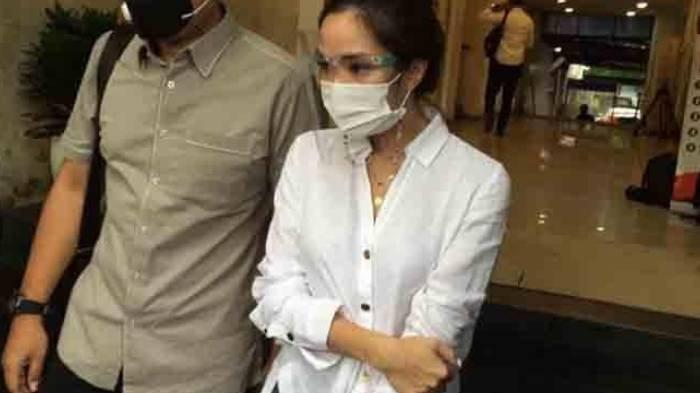 Gisella Anastasia alias Gisel seusai menjalani wajib lapor di Polda Metro Jaya, Senin (18/1/2021).