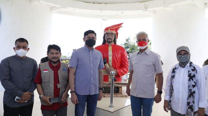 Gubernur Jawa Tengah, Ganjar Pranowo saat berkunjung ke Sulawesi Selatan untuk ziarah ke makam pahlawan nasional, Sultan Hasanuddin, Sabtu (7/5/2022).