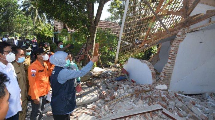 Gubernur Khofifah saat tinjau kondisi pascagempa di Lumajang