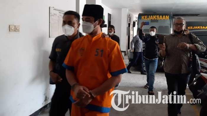 Hadfana Firdaus (HF) akan segera menjalani persidangan atas kasus menendang sesajen di lokasi terdampak erupsi Gunung Semeru di Lumajang, Kamis (10/3/2022).