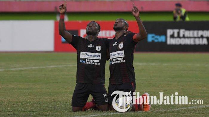 Pemain Persipura Jayapura, Ibrahim Conteh dan Boaz Solossa melakukan selebrasi setelah Persipura Jayapura menjebol gawang Tira Pesikabo pada laga Persipura vs Tira Persikabo, di Stadion Gelora Delta Sidoarjo, Rabu (2/10/2019). Laga tersebut berakhir dengan skor 3-0 untuk kemenangan Mutiara Hitam.