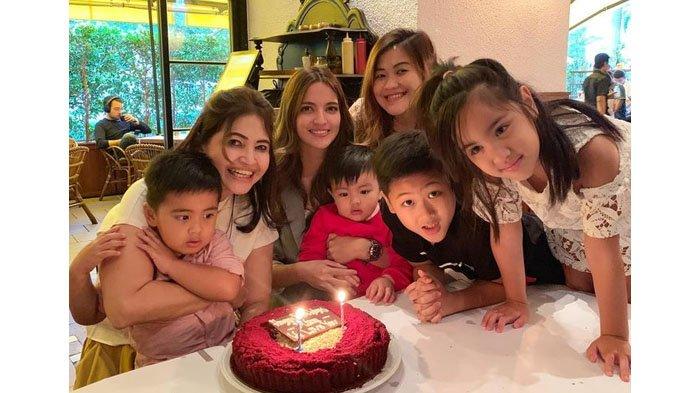Ibu Nia Ramadhani beserta anak cucunya saat merayakan ulang tahun.