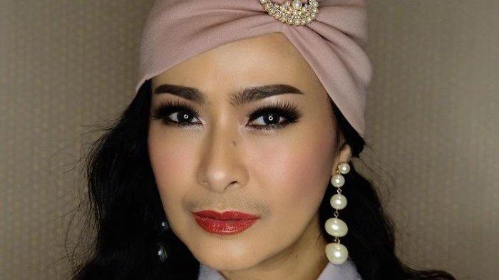 Iis Dahlia tiba-tiba ditodong alat pencukur kumis saat bersantai dan menyantap hidangan bersama keluarga Ruben Onsu.