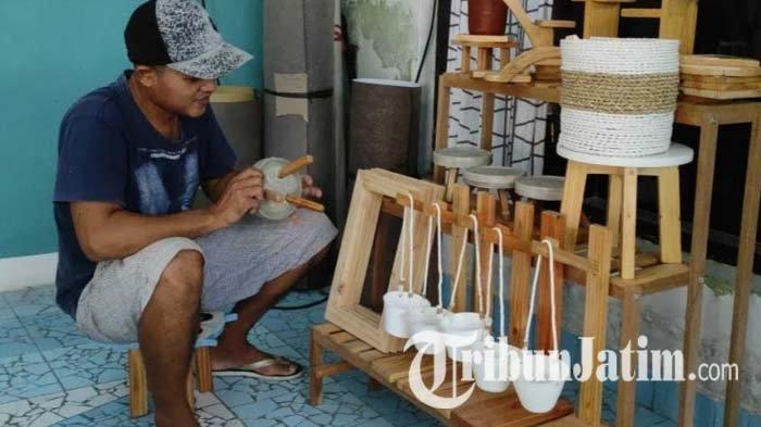 Arif Saifudin menunjukkan kerajinan kayu karyanya di rumah kontrakannya, Jalan Kaliabab, Kelurahan Tanjungsari, Kecamatan Sukorejo, Kota Blitar, Rabu (17/2/2021).