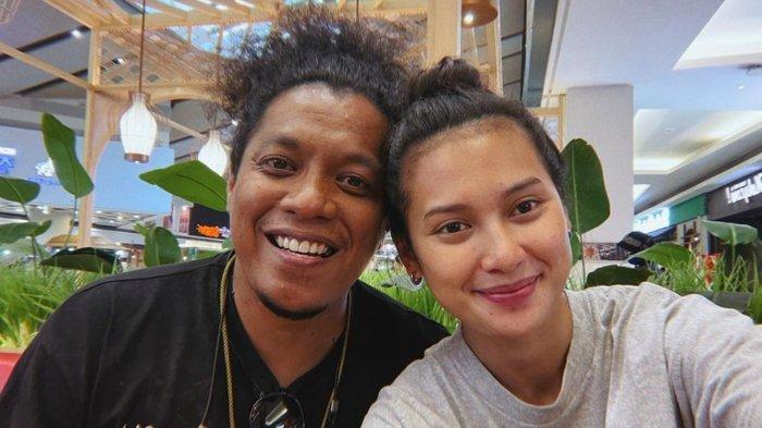 Indah Permatasari dan Arie Kriting kompak bagikan foto pernikahan saat perdana rayakan Anniversary, sekaligus tulisan ungkapan romantis soal perasaan yang disebut sama dengan masa-masa ini.
