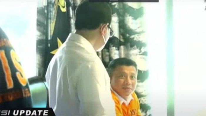 Seorang pakar ternama mencoba membaca makna dibalik senyum tipis yang ditunjukkan Ferdy Sambo saat melakukan rekonstruksi pembunuhan Brigadir J hari Selasa (30/8/2022).