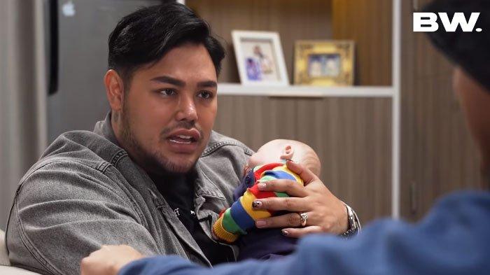Ivan Gunawan saat menggendong anaknya