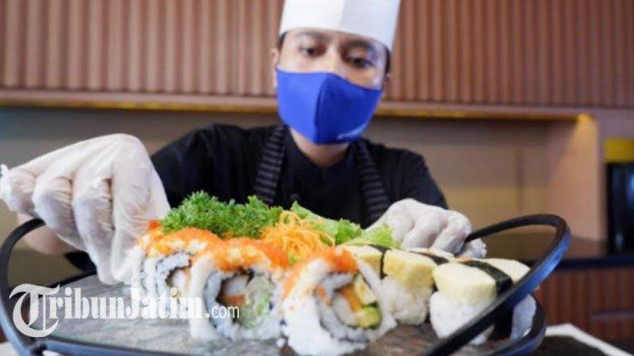 Japanese Chef Wyndham Hotel Surabaya Dewi Suryanti saat mempersiapkan hidangan sushi.