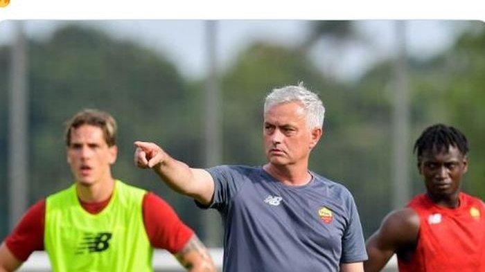 Jose Mourinho saat memimpin sesi latihan pertamanya di AS Roma, Kamis (8/7/2021) waktu setempat.