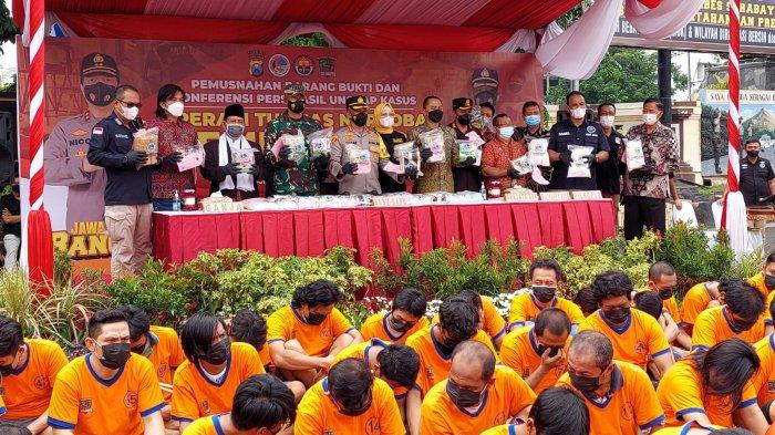Kapolrestabes Surabaya, Kombes Pol Akhmad Yusep Gunawan bersama Walikota Surabaya, Eri Cahyadi dan Forkopimda Kota Surabaya bersama ormas anti narkoba menunjukkan barang bukti dan tersangka.