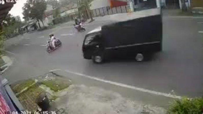 Tangkapan layar video viral kecelakaan ibu-ibu di Tulungagung.