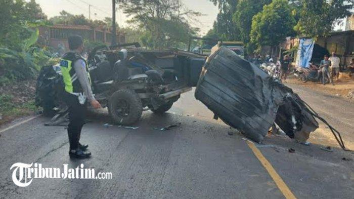 Kecelakaan minibus vs truk tronton di jalur pantura Tuban, tepatnya di Jalan Tuban-Widang, KM 34 Dusun Widengan, Kelurahan Gedungombo, Kecamatan Semanding, Minggu (18/7/2021).Â