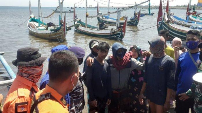 Kedatangan tiga orang nelayan yang selamat disambut kekuarganya di pinggir pantai Jangkar.