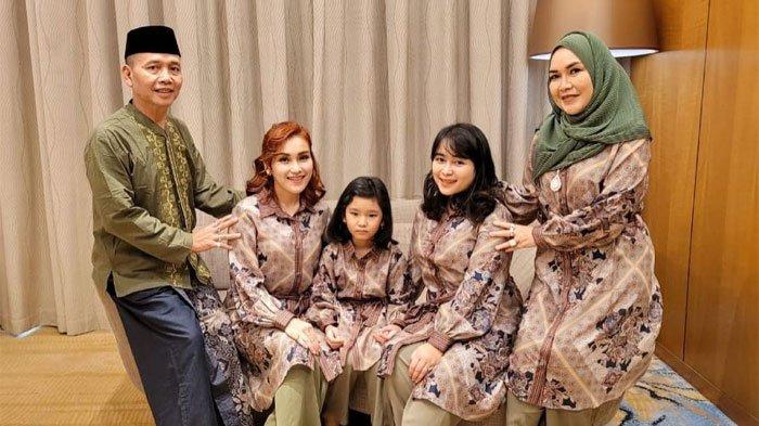 Potret keluarga Ayu Ting Ting saat Lebaran
