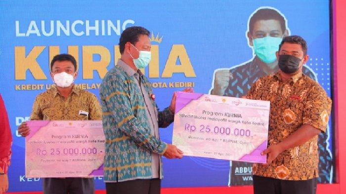 JALIN SINERGI - Kepala OJK Kediri Bambang Supriyanto (Kiri) bersama TPAKD Kota Kediri menggandeng Perumda BPR Kota Kediri dan Dinas Koperasi dan UMKM Luncurkan Program Kredit Murah KURNIA.