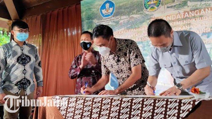 Proses penandatanganan kerjasama antara Kementerian Pendidikan dan Kebudayaan (Kemendikbud) melalui Direktorat Jenderal (Ditjen) Pendidikan Vokasi, Wikan Sakarinto dengan Kawasan Ekonomi Khusus KEK Singhasari, David Santoso, Sabtu (10/9/2020).