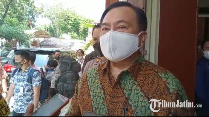 Ketua Harian Kompolnas Benny Mamoto saat memantau Sidang Terdakwa pencabulan santriwati, Mas Bechi, di Kantor Pengadilan Negeri (PN) Surabaya, Senin (8/8/2022). Dalam kesempatan itu, Benny Mamoto bicara soal perkembangan kasus Brigadir J yang menyeret nama Irjen Ferdy Sambo.