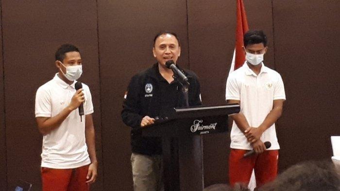 Ketua Umum PSSI, Mochamad Iriawan saat bersama dengan Evan Dimas Darmono dan Pratama Arhan dalam acara pelepasan Timnas Indonesia ke UEA di Hotel Fairmont, Jakarta, Jumat (14/5/2021).