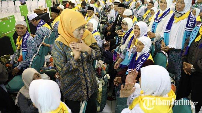 Gubernur Jawa Timur Khofifah Indar Parawansa besama Menteri Lukman Hakim Saifuddin menyambut kedatangan para CJH Kloter 1 di Asrama Haji, Sukolilo, Surabaya, Jumat (5/7/2019).
