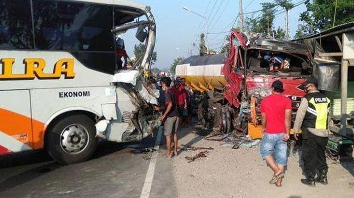 Kondisi Bus Mira tabraktruk tangki di Jalan Raya Ngemplak, Pagerwojo, Perak, Kabupaten Jombang, Minggu (8/8/2021).