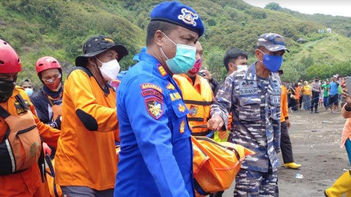 Korban meninggal dunia ke-11 saat gelar ritual di Pantai Payangan Jember ditemukan, Minggu (13/2/2022)