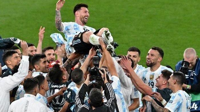 Lionel Messi diangkat ke udara setelah Argentina membantai Italia 3-0 dalam laga Finalissima di Wembley, London (1/6/2022).