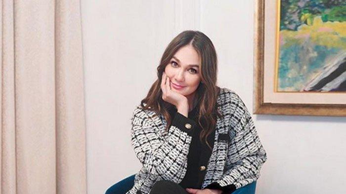 Luna Maya.