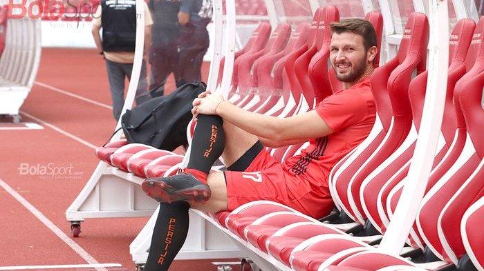 Pemain asing Persija Jakarta, Marco Motta, ikut serta dalam latihan jelang laga melawan Borneo FC di Stadion Gelora Bung Karno, Jakarta (29/2/2020).