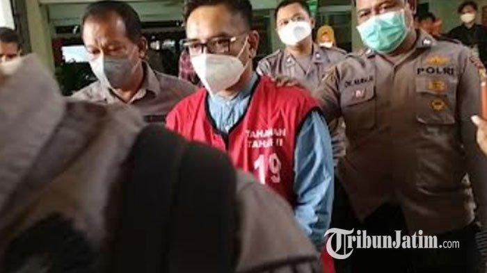 Mas Bechi terdakwa pencabulan santriwati saat masuk ke Ruang Sidang Cakra, Kantor PN Surabaya, Kamis (18/8/2022).