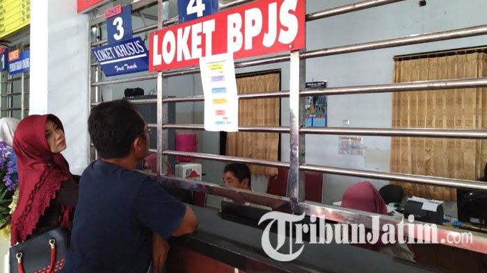 Masyarakat antre di loket BPJS Kesehatan di RSUD dr Iskak Tulungagung, Selasa (10/9/2019).