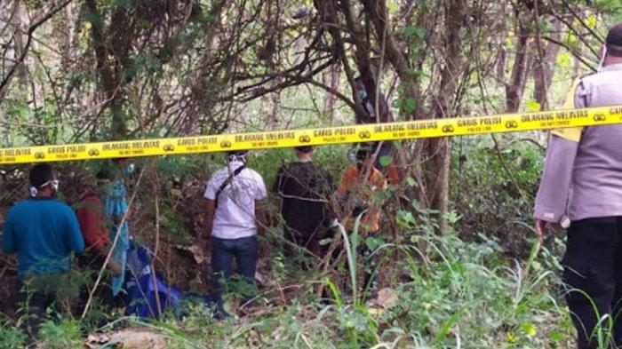 Petugas kepolisian saat mengevakuasi mayat Mr X di kawasan hutan turut Desa Sumberejo, Kecamatan Widang, Minggu (23/5/2021).