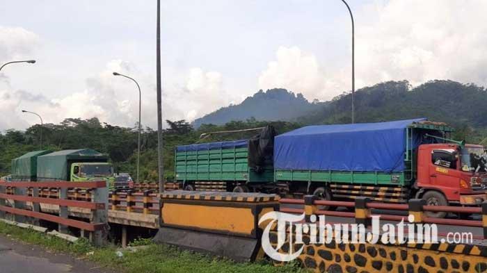 Dua hari menjelang larangan truk logistik melintas saat arus mudik Lebaran 2022, membuat lalu lalang truk angkutan barang di Lumajang makin ramai, Selasa (26/4/2022).