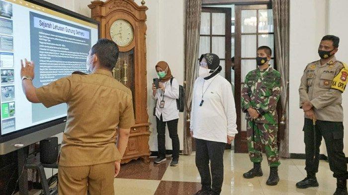 Menteri Sosial Tri Rismaharini saat mendengar pemaparan soal dampak erupsi Gunung Semeru yang disampaikan oleh Bupati Lumajang, Thoriqul Haq, Senin (18/1/2021).