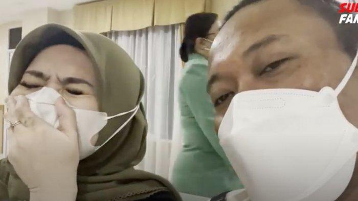 Nathalie Holscher yang menangis saat periksa janin ke dokter Sule hanya bisa menenangkan saja