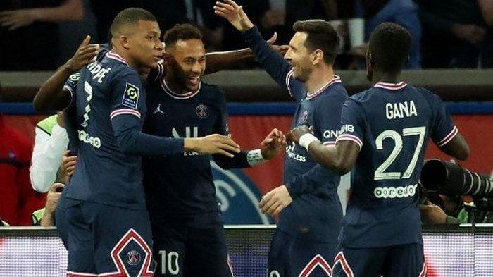Neymar (kedua dari kiri) merayakan gol bersama Kylian Mbappe dan Lionel Messi dalam duel Paris Saint-Germain vs Olympique Marseille di Liga Prancis (17/4/2022).