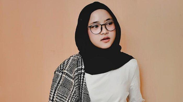 Nissa Sabyan yang viral di media sosial karena ucapan kata gelay setelah skandal perselingkuhan.