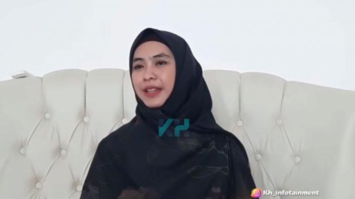 Oki Setiana Dewi ungkap acara lamaran Ria Ricis dan Teuku Ryan batal digelar di pesantren.