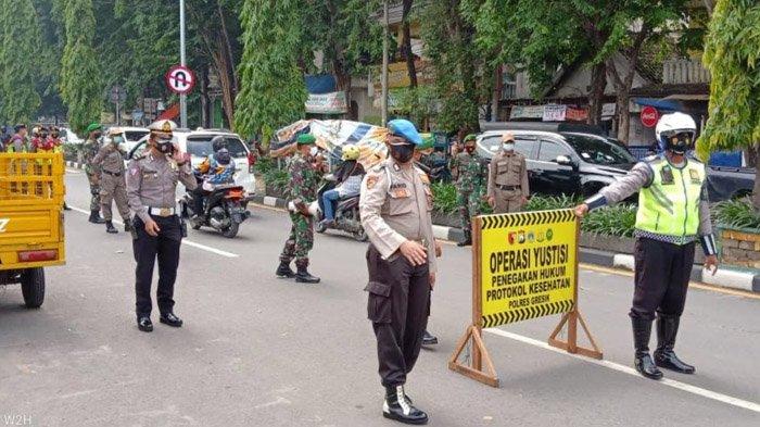 Operasi yustisi di Jalan Gubernur Suryo, Gresik, saat penerapan Pemberlakuan Pembatasan Kegiatan Masyarakat (PPKM), Senin (11/1/2021).