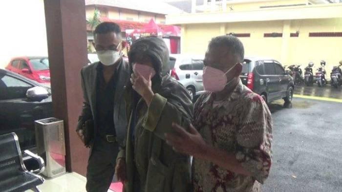 Orangtua Danu saat memasuki ruangan Satreskrim Polres Subang, Senin (1/11/2021).