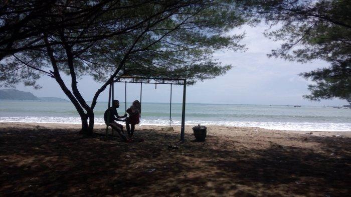 Pantai Sine di Desa Kalibatur, Kecamatan Kalidawir.
