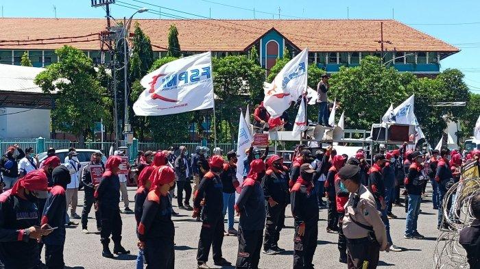 Para buruh menuntut pengawasan pembayaran THR secara maksimal, 2021.